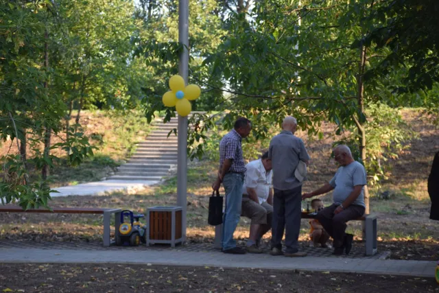В Івано-Франківську від вандалів постраждав скандальний сквер "Первоцвіт" — фото 4