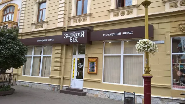 У Франківську продовжують демонтовувати рекламні вивіски із фасадів будинків — фото 1