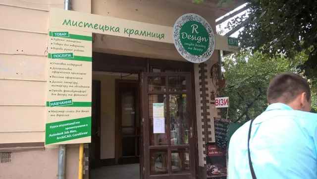 У Франківську продовжують демонтовувати рекламні вивіски із фасадів будинків — фото 2