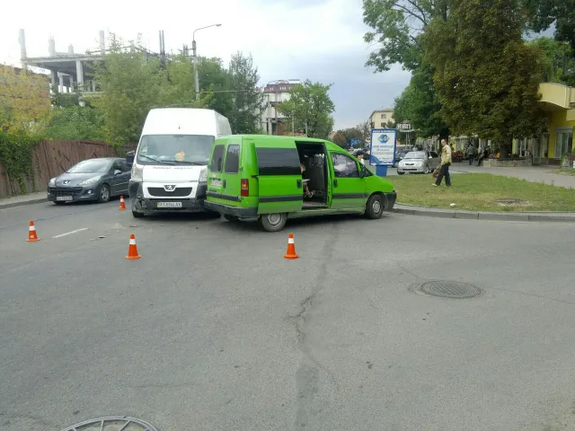 У центрі міста не розминулись дві автівки — фото 1