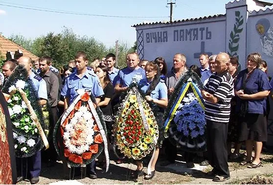 На Коломийщині водій вантажівки насмерть збив поліцейського. Сьогодні друзі та рідні попрощалися із загиблим — фото 11