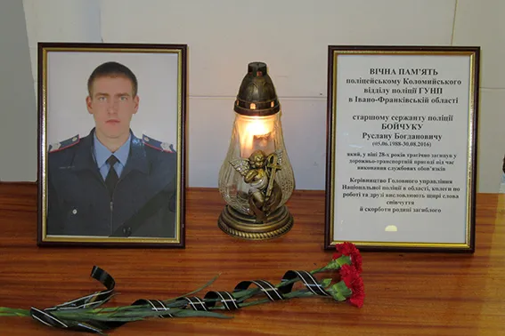 На Коломийщині водій вантажівки насмерть збив поліцейського. Сьогодні друзі та рідні попрощалися із загиблим — фото 2