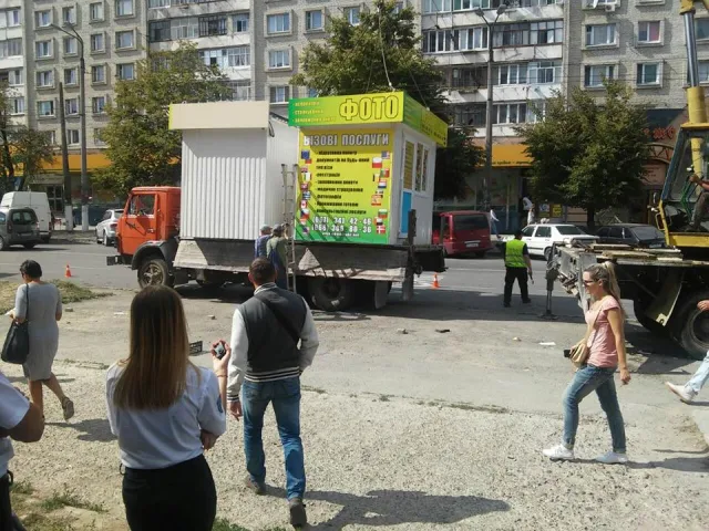 На Пасічній демонтували незаконні МАФи. За кілька днів, МАФи повернулись на своє місце — фото 5