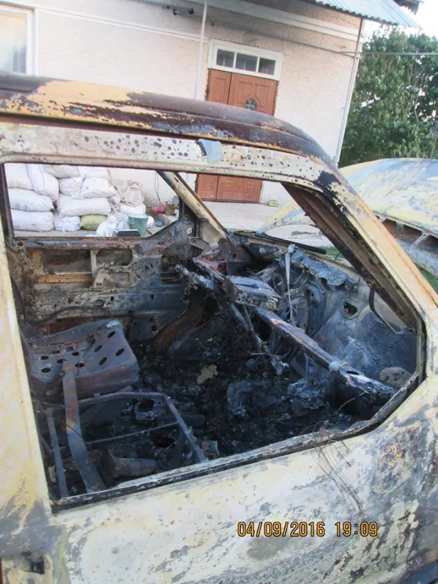 На Прикарпатті "богородчанська мафія" спалила авто бійцю АТО — фото 2