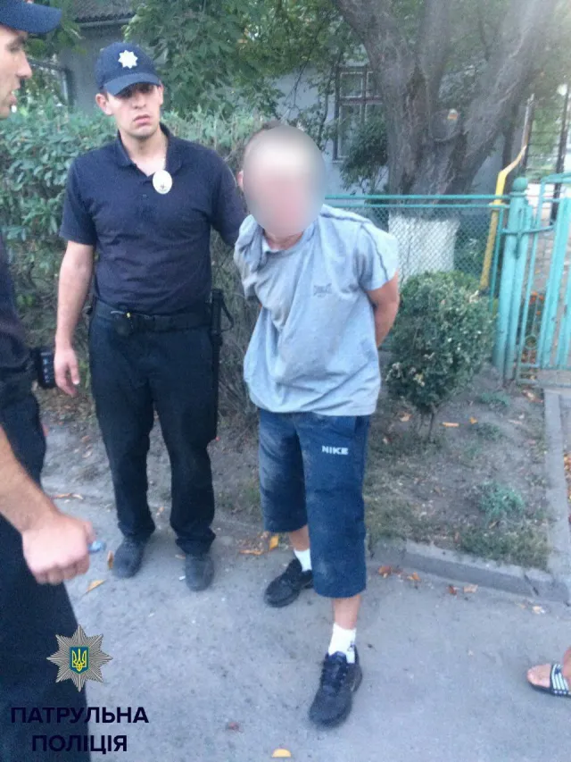 П'яний «дебошир» погрожував дружині гранатою, а його брат погрожував поліції зброєю — фото 1