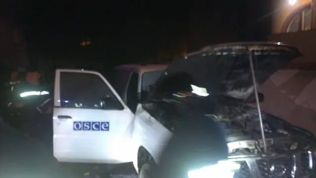 В Івано-Франківську невідомий чоловік підпалив машину місії ОБСЄ. Поліція підтвердила підпал — фото 6