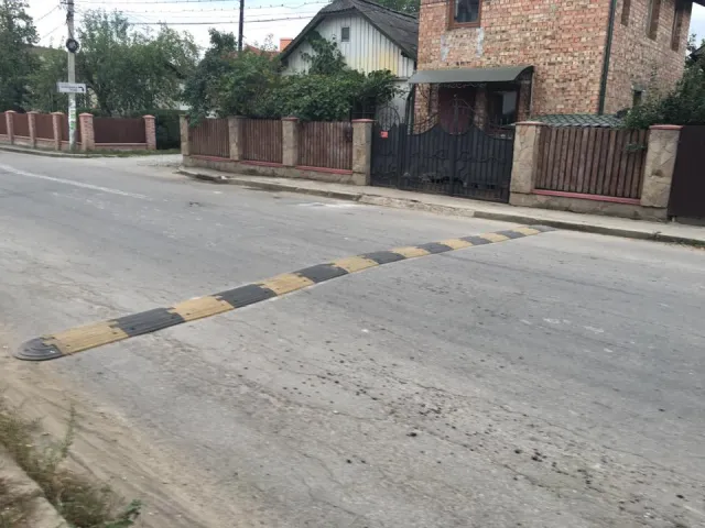 Мешканці мікрорайону "Рінь" тепер мають два "лежачих поліцейських" — фото 2