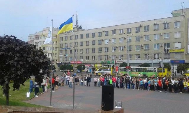 З нагоди відкриття Параолімпійських ігор у Івано-Франківську урочисто підняли державний прапор — фото 1