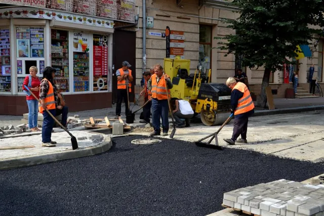 У місті завершують облаштування вулиці Сотника Мартинця — фото 1