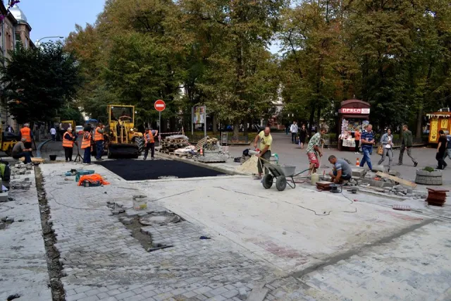 У місті завершують облаштування вулиці Сотника Мартинця — фото 3