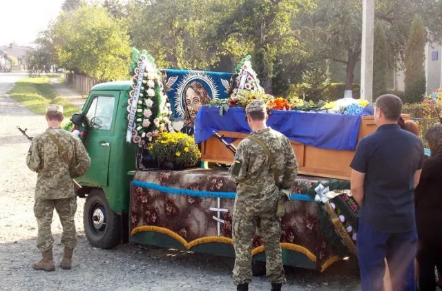 На Прикарпаття везуть тіло бійця, який загинув 2 роки тому в Іловайському котлі. Тіло бійця поховали у рідному селі — фото 1