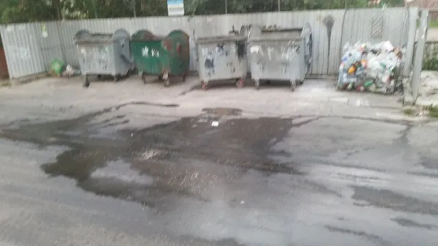 У Франківську скаржаться на сміттєвоз з якого витікає масло та на якість вивезення сміття — фото 2