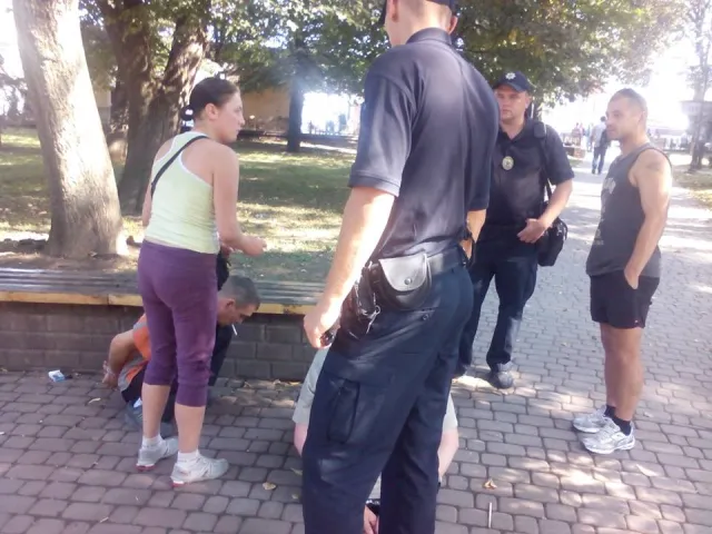 У Привокзальному сквері побилися учасники компанії, які разом розпивали алкоголь на лавках — фото 1
