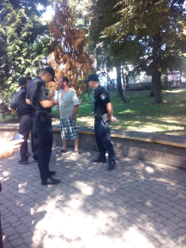 У Привокзальному сквері побилися учасники компанії, які разом розпивали алкоголь на лавках — фото 2
