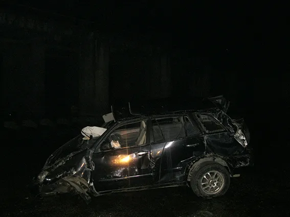 Смертельна ДТП: на Прикарпатті автомобіль з'їхав з моста у воду, двоє людей загинуло та ще двоє поранено — фото 2