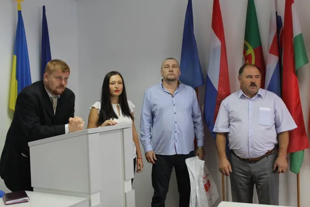 Прикарпатцям із проблемним слухом благодійники вручили слухові апарати — фото 1