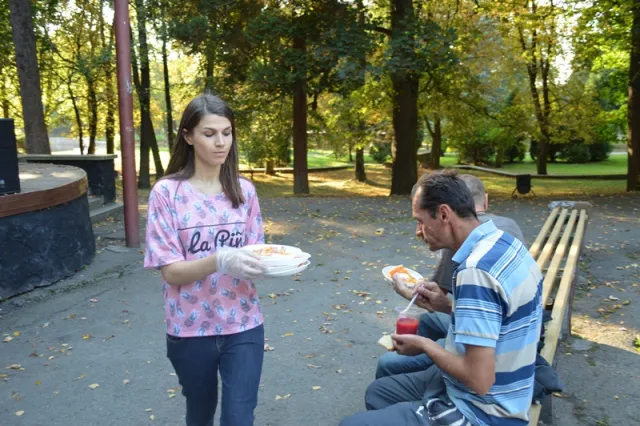 У Івано-Франківську влаштували пікнік для безпритульних — фото 18