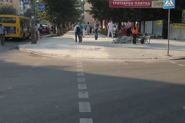 У Івано-Франківську продовжують встановлювати велодоріжки — фото 1