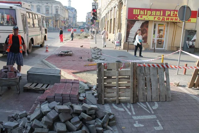 У Івано-Франківську продовжують встановлювати велодоріжки — фото 2