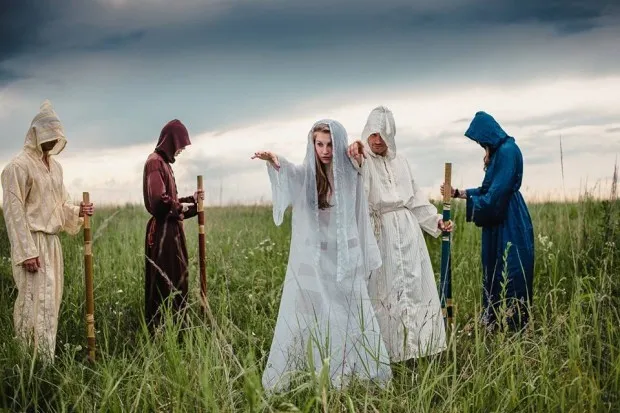 Юні калушанки влаштувати фотосесію на цвинтарі, де поховані загиблі під час Першої світової війни. Думки користувачів у соцмережі розділились — фото 2