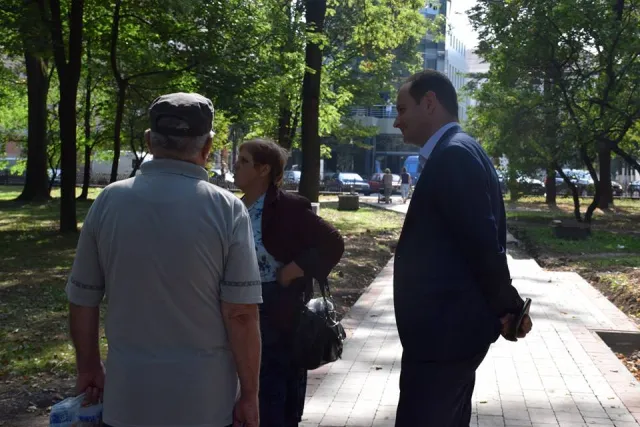 На вулиці Військових Ветеранів розпочали ремонт одного з найбільших скверів міста — фото 1