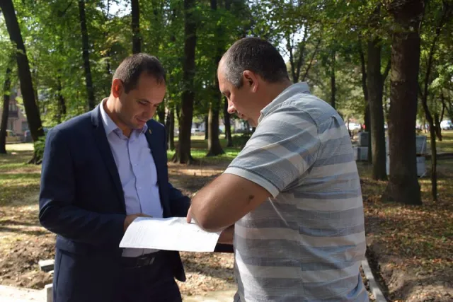 На вулиці Військових Ветеранів розпочали ремонт одного з найбільших скверів міста — фото 2
