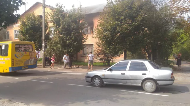 Чорний дим біля парку Шевченка - це горів будинок на Мазепи — фото 1