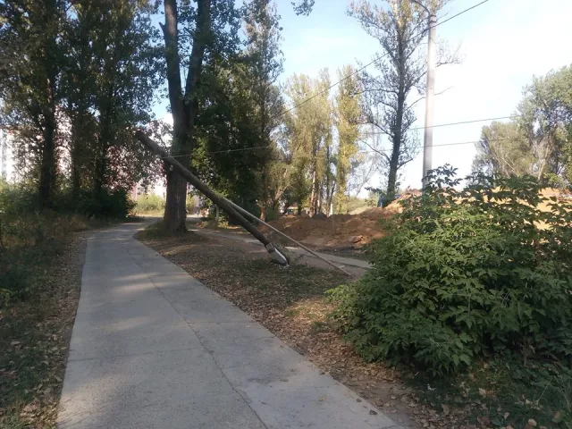 На вулиці Галицькій знову похилився підпертий комунальниками стовп — фото 1
