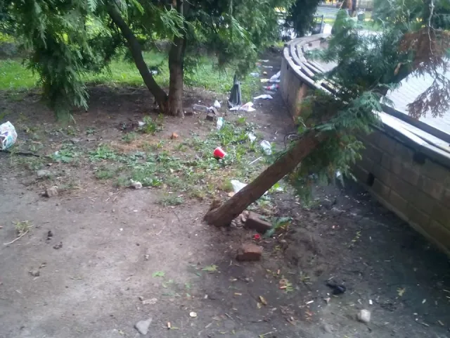 Привокзальний сквер у Івано-Франківську перетворився на справжній смітник — фото 1