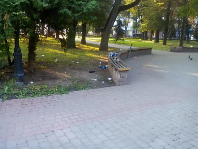 Привокзальний сквер у Івано-Франківську перетворився на справжній смітник — фото 2