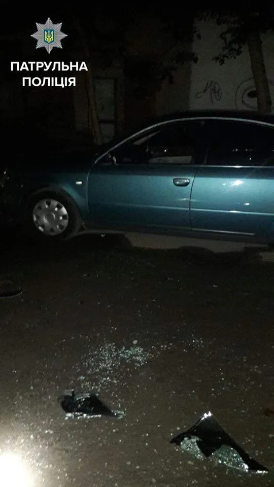 В Івано-Франківську п'яний чоловік викрав машину та ще просив перехожив, аби ті допомогли йому штовхати — фото 1