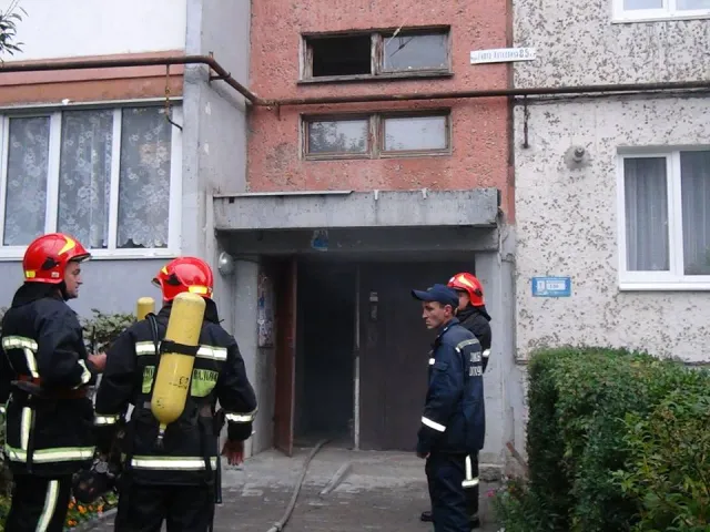На Хоткевича горів підвал дев’ятиповерхівки — фото 1