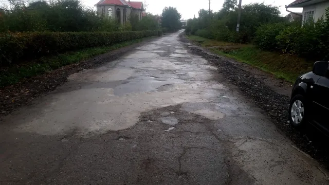 На Івано-Франківщині майже сто людей самі полагодили дорогу за зібрані у селі кошти — фото 2