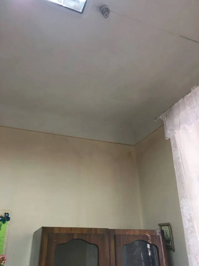 «Сирість, грибок, прогнивша підлога та вбиті меблі», - так виглядає клас в франківській музшколі. В управлінні кажуть, що там триває капремонт — фото 1