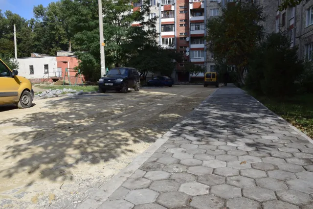 В Івано-Франківську тривають роботи з благоустрою дворів систематично в усьому місті — фото 1