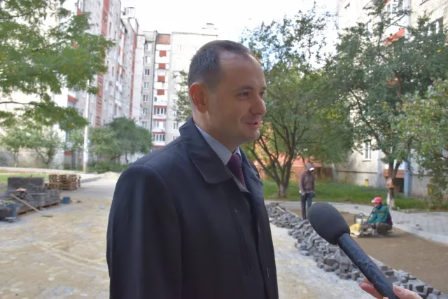 В Івано-Франківську тривають роботи з благоустрою дворів систематично в усьому місті — фото 4