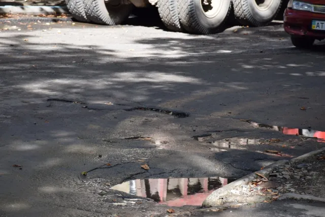 В Івано-Франківську розпочався ремонт дорожнього покриття вул. Північний Бульвар — фото 1