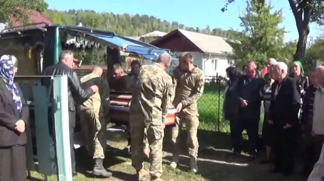 Прикарпатці провели в останню путь 44-річного бійця АТО Степана Уханського — фото 3