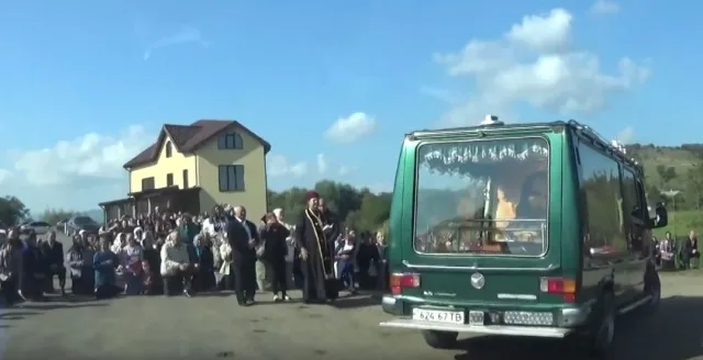 Прикарпатці провели в останню путь 44-річного бійця АТО Степана Уханського — фото 4
