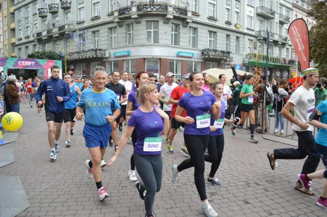 В Івано-Франківську пройшло наймасштабніше спортивне дійство цього року - Frankivsk Half Maraton’16 — фото 15