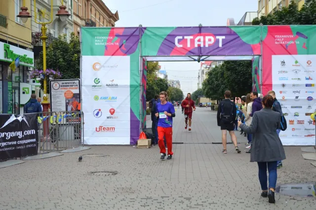 В Івано-Франківську пройшло наймасштабніше спортивне дійство цього року - Frankivsk Half Maraton’16 — фото 16