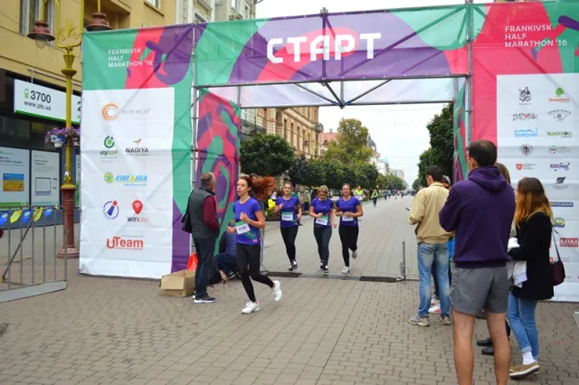 В Івано-Франківську пройшло наймасштабніше спортивне дійство цього року - Frankivsk Half Maraton’16 — фото 18