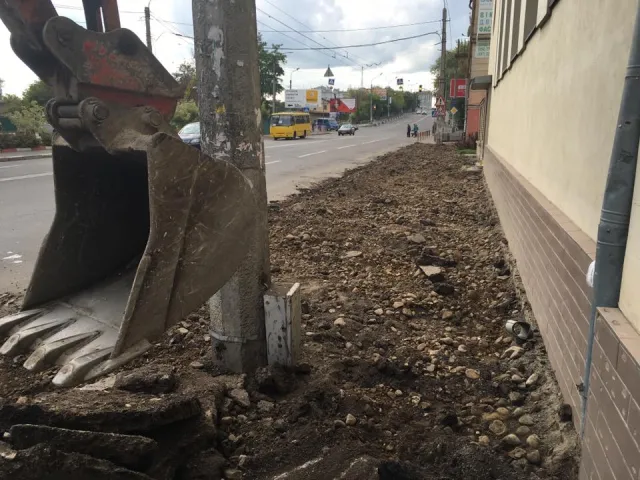 На вулиці Незалежності зі сторони школи відремонтують тротуар — фото 1
