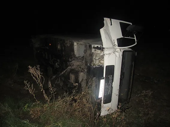 Жахлива аварія на Прикарпатті: водій ВАЗу зіткнувся з MAN, двоє людей загинуло — фото 1