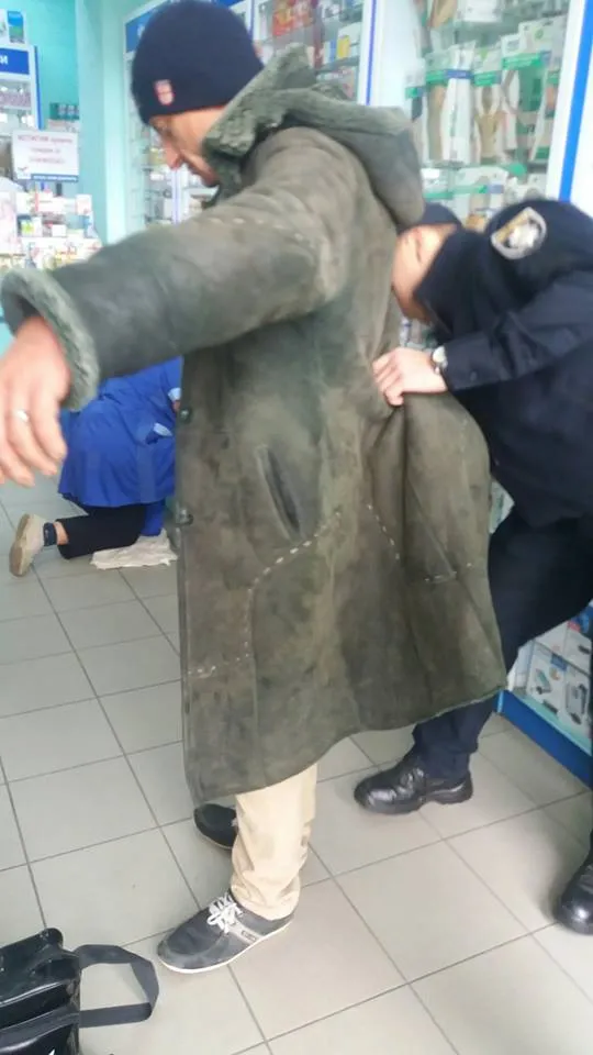 В одній із аптек міста полісмени затримали крадія з ножем — фото 1
