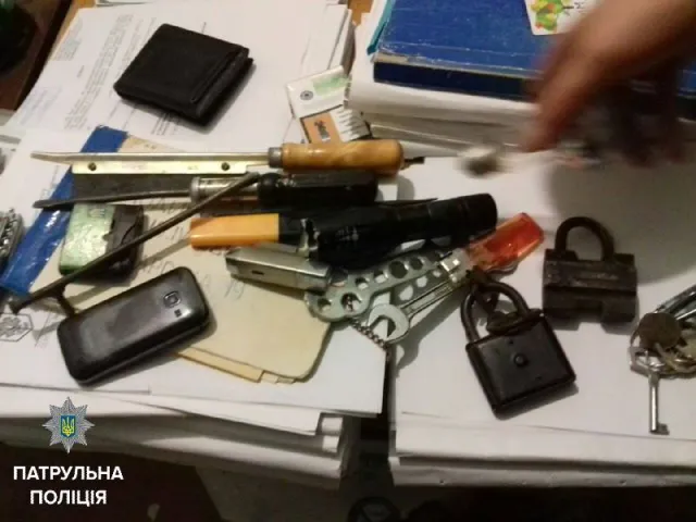 Патрульні затримали містянина з інструментами для відкривання автомобілів у руках — фото 1