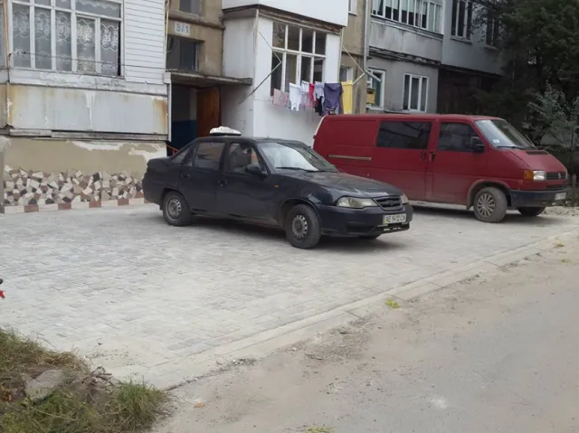 На вулиці Довженка встановлюють бруковані доріжки — фото 2