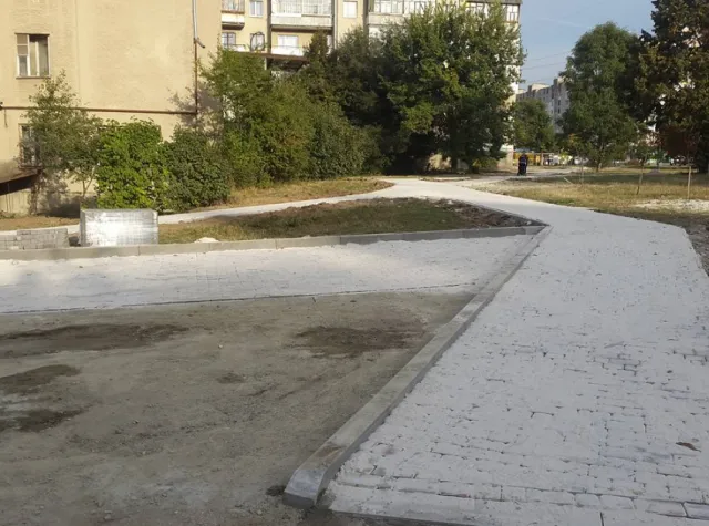 На вулиці Довженка встановлюють бруковані доріжки — фото 3