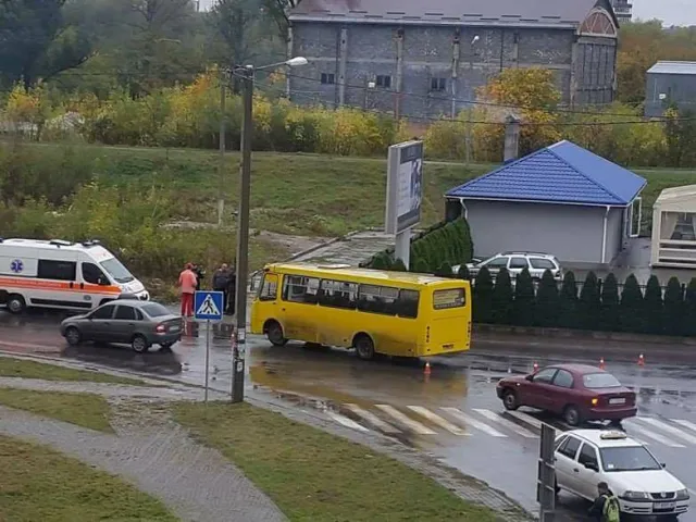 На Пасічній водій маршрутки №32 збив велосипедиста — фото 3
