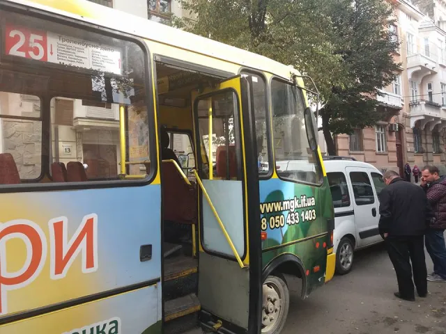 На вулиці Гординського маршрутка зіткнулася із автівкою — фото 1